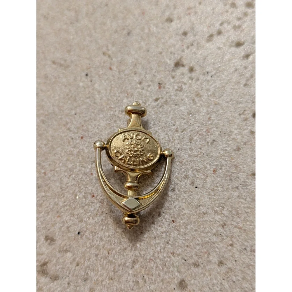 Vintage AVON Calling Doorknocker Brooch In Gold Tone With Movable Knocker Small